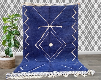Alfombra marroquí azul: Beni Ourain de lana hecha a mano con símbolos tribales blancos. Alfombra bereber geométrica personalizada para decoración bohemia o moderna.