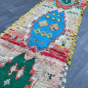 Puede incluir: Una alfombra marroqu&iacute; colorida con fondo blanco y patrones intrincados en tonos de azul, verde, rojo y amarillo.