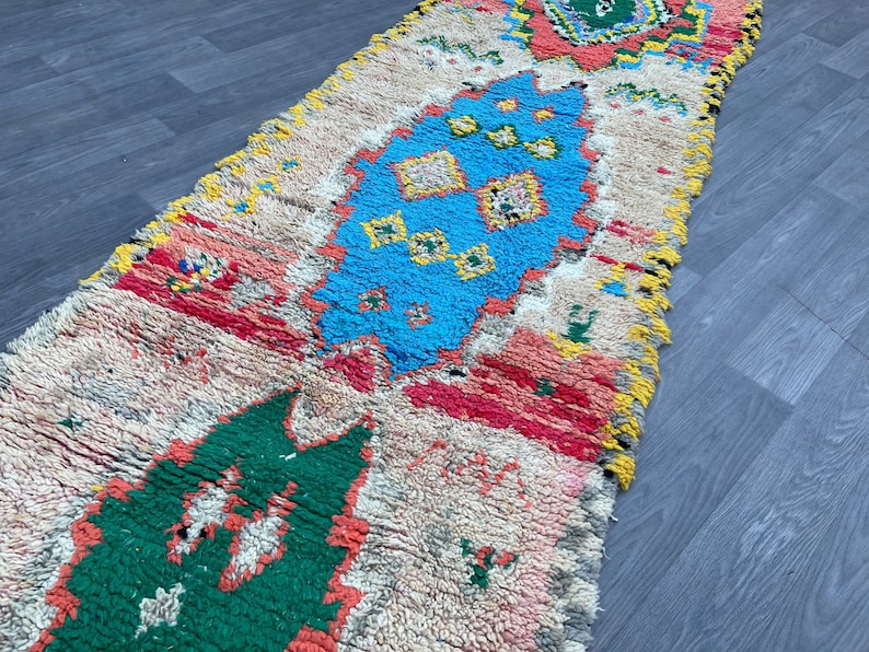 Puede incluir: Una alfombra marroqu&iacute; colorida con fondo blanco y patrones intrincados en tonos de azul, verde, rojo y amarillo.