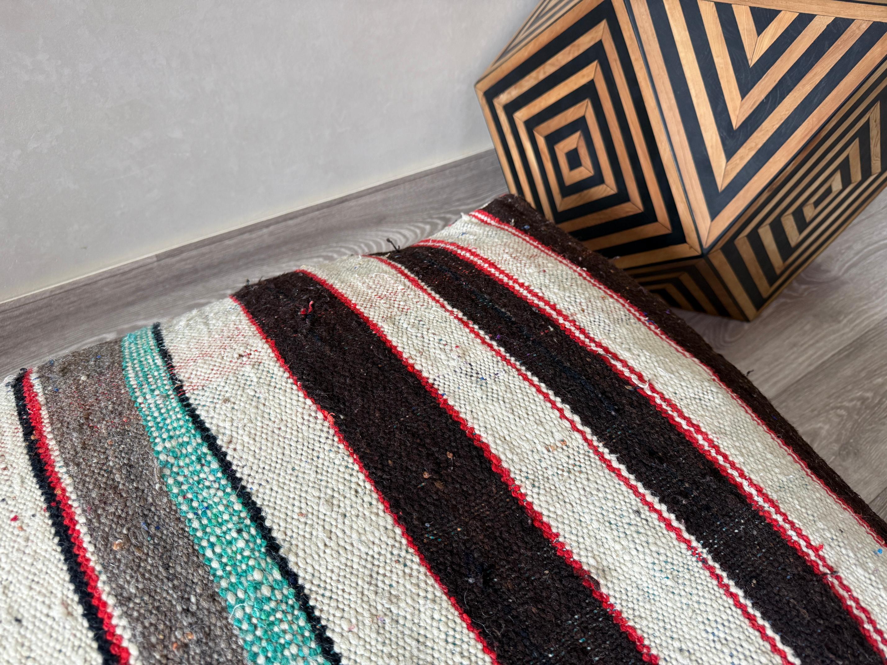 大型モロッコキリムオットマン 24インチ×47インチ – ヴィンテージ