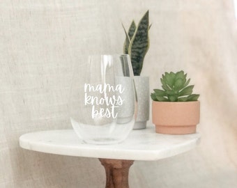 MAMA KNOWS BEST Stemless Wine Glass - Mother's Day Gift - Funny - Mom - Mama - Mother - Smart Mom - Wine Loving Mom - Wine Drinker