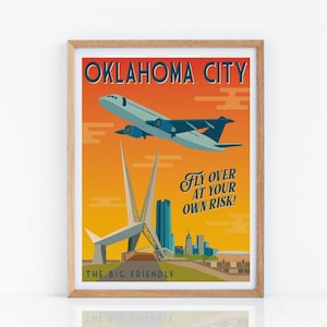 Puede incluir: Un cartel de viaje vintage con una combinación de colores amarillo, naranja y azul. El cartel presenta un avión volando sobre una ciudad con el texto "OKLAHOMA CITY" en letras azules y negritas. El texto "THE BIG FRIENDLY" está en la parte inferior del cartel. El cartel también incluye el texto "FLY OVER AT YOUR OWN RISK!" en una fuente estilizada.