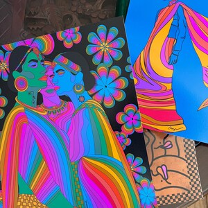 Puede incluir: Dos figuras con ropa a rayas de colores se abrazan sobre un fondo negro con flores de colores arco&iacute;ris. Las figuras tienen tonos de piel azules y verdes y est&aacute;n dibujadas en un estilo retro.