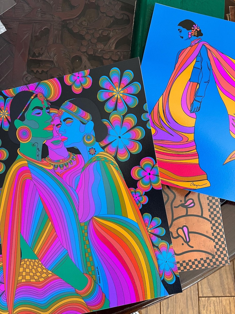 Puede incluir: Dos figuras con ropa a rayas de colores se abrazan sobre un fondo negro con flores de colores arco&iacute;ris. Las figuras tienen tonos de piel azules y verdes y est&aacute;n dibujadas en un estilo retro.