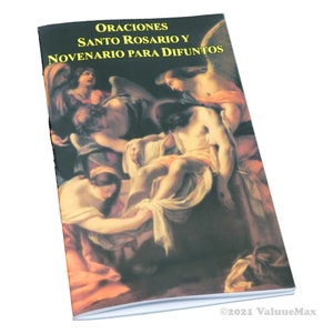 K&ouml;nnte beinhalten: Ein B&uuml;chlein mit dem Titel "Oraciones Santo Rosario y Novenario Para Difuntos" mit einem religi&ouml;sen Gem&auml;lde auf dem Umschlag. Das Cover zeigt Figuren mit Engeln in warmen Farbt&ouml;nen. Das B&uuml;chlein ist ge&ouml;ffnet und zeigt wei&szlig;e Seiten.