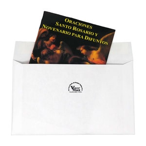 K&ouml;nnte beinhalten: Ein wei&szlig;er Umschlag mit einem Buch mit dem Titel "ORACIONES SANTO ROSARIO Y NOVENARIO PARA DIFUNTOS". Das Buchcover zeigt ein Bild von Engeln. Der Umschlag hat ein "Volume Max"-Logo.