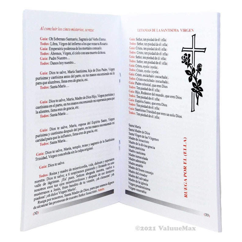 K&ouml;nnte beinhalten: Offenes Buch mit spanischem Text und einem schwarzen Kreuz mit Rosenillustration. Der Text enth&auml;lt Gebete und religi&ouml;se Phrasen. Das Buch ist auf den Seiten 32 und 33 ge&ouml;ffnet.
