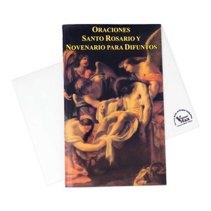 K&ouml;nnte beinhalten: Ein Buch mit dem Titel "Oraciones Santo Rosario Y Novenario Para Difuntos" mit einem Gem&auml;lde von Figuren in einer religi&ouml;sen Szene. Das Buch ist schwarz mit goldener Schrift und einem wei&szlig;en Einband. Das Buch geh&ouml;rt zur Volume Max-Serie.