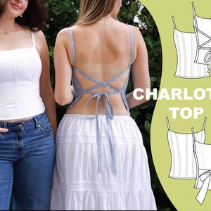 Pode incluir: Duas mulheres usando tops brancos e azuis. Um top é branco com decote quadrado, o outro é azul com costas cruzadas e laço. A imagem inclui um diagrama do design "Charlotte Top".