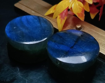 Par de tapones de piedra labraborita de 7/8", hechos a mano con gema orgánica.