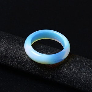 Può includere: Un anello in opale blu chiaro con una finitura liscia e lucida.