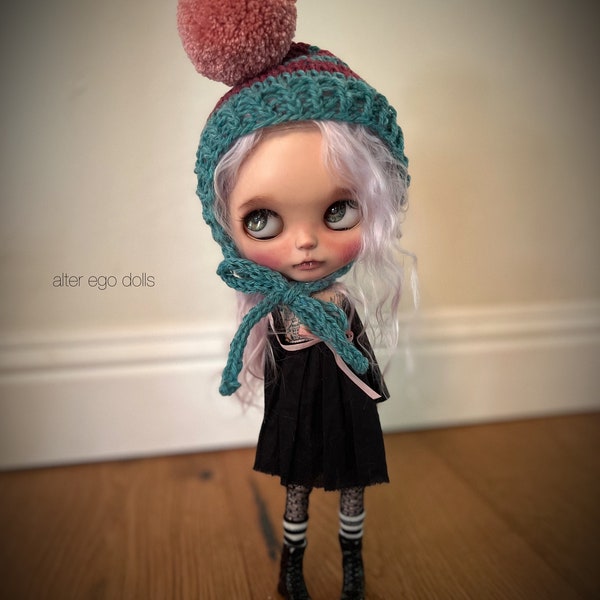 Neo Blythe knit hat, doll hat, Blythe helmet, hand knitted doll hat, doll hat with pom