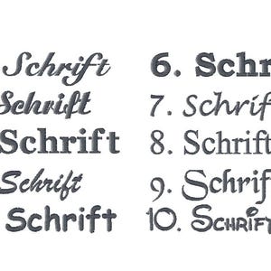 K&ouml;nnte beinhalten: Auf wei&szlig;em Hintergrund sind zehn verschiedene Schriftarten des Wortes "Schrift" in Grau dargestellt, nummeriert von eins bis zehn. Die Schriftarten variieren von kursiv bis Blockbuchstaben und zeigen eine Auswahl an Designoptionen.