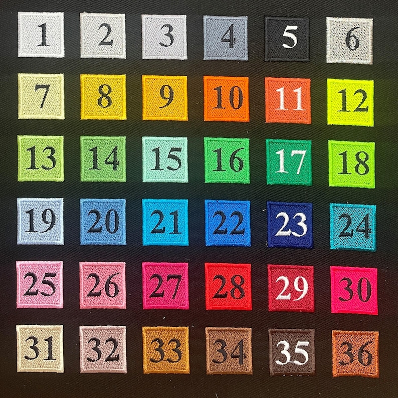 K&ouml;nnte beinhalten: Eine Sammlung von 36 quadratischen, gestickten Aufn&auml;hern, jeweils mit einer Nummer von 1 bis 36. Die Aufn&auml;her haben verschiedene Farben, darunter Grau, Gelb, Orange, Gr&uuml;n, Blau, Rosa, Rot und Braun, mit wei&szlig;en Zahlen.