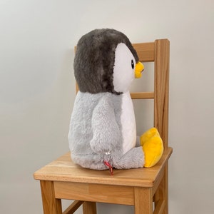 Pinguin grau personalisiert mit Stickerei Bild 5