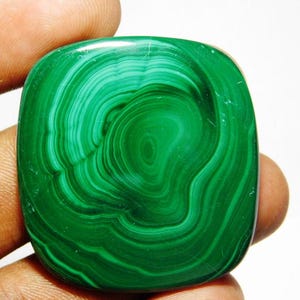 Natürlicher Malachit Cabochon: Grüner runder Edelstein, 109 cts, 39x37x5mm
