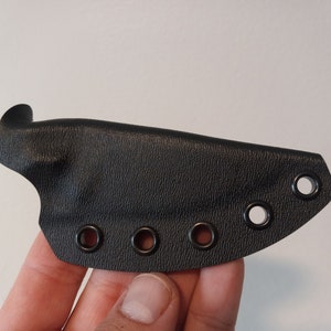 K&ouml;nnte beinhalten: Schwarze Ledertasche f&uuml;r ein Messer mit f&uuml;nf schwarzen Metall&ouml;sen.
