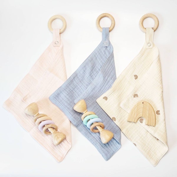 Conjunto orgánico de dentidor de cascabel manta muslina, regalo de bebé neutro, manta de confort, sonajero bebé, bebé arco iris, dentidor de madera, nuevo regalo para bebés,