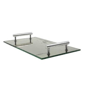Op de afbeelding: Een rechthoekige glazen dienblad met twee zilverkleurige, horizontale stanggrepen. De dienblad is helder met een reflecterend oppervlak en de handgrepen zijn op korte, verticale steunen gemonteerd.