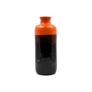 Op de afbeelding: Een hoge, tweekleurige keramische vaas. Het bovenste gedeelte is helder oranje en gaat over in een donkere, glanzende zwarte basis. De vaas heeft een smalle hals en een afgeronde body, geschikt voor bloemen of als decoratief stuk.