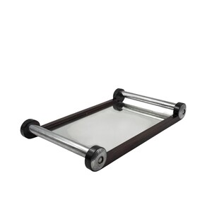 Puede incluir: Una bandeja rectangular con superficie de espejo y marco de madera marr&oacute;n oscuro. Cuenta con dos asas cil&iacute;ndricas de color plateado con detalles negros en cada extremo. La bandeja est&aacute; dise&ntilde;ada para servir alimentos o bebidas.