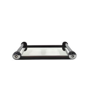 Puede incluir: Una bandeja rectangular con superficie de espejo y marco marr&oacute;n oscuro. La bandeja tiene detalles redondeados plateados en cada esquina y una barra plateada en cada lado. La bandeja est&aacute; dise&ntilde;ada para servir bebidas o exhibir objetos decorativos.