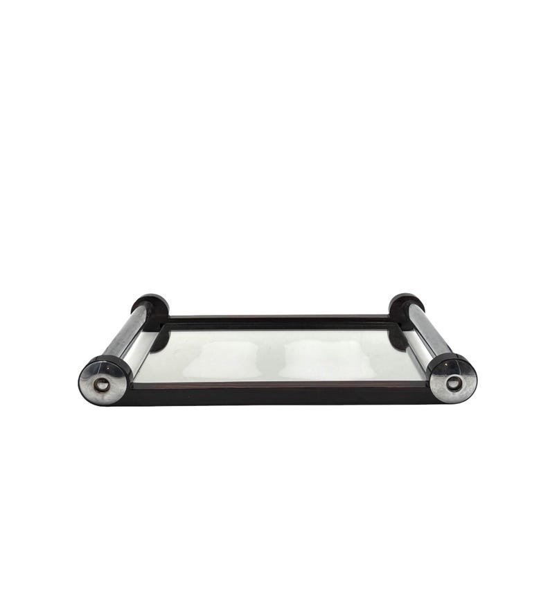 Puede incluir: Una bandeja rectangular con superficie de espejo y marco marr&oacute;n oscuro. La bandeja tiene detalles redondeados plateados en cada esquina y una barra plateada en cada lado. La bandeja est&aacute; dise&ntilde;ada para servir bebidas o exhibir objetos decorativos.