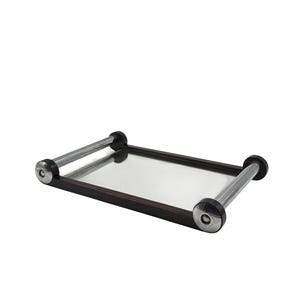 Puede incluir: Una bandeja rectangular con superficie de espejo y marco marr&oacute;n oscuro. La bandeja tiene dos asas plateadas con detalles negros en cada extremo. La bandeja est&aacute; dise&ntilde;ada para servir alimentos o bebidas.
