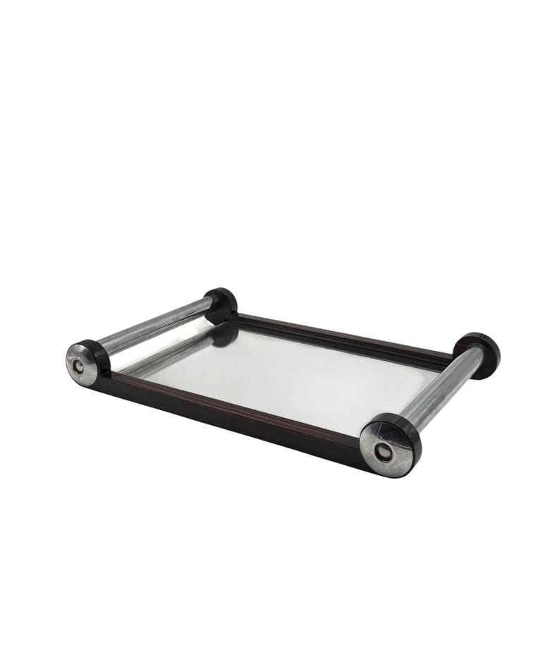 Puede incluir: Una bandeja rectangular con superficie de espejo y marco marr&oacute;n oscuro. La bandeja tiene dos asas plateadas con detalles negros en cada extremo. La bandeja est&aacute; dise&ntilde;ada para servir alimentos o bebidas.