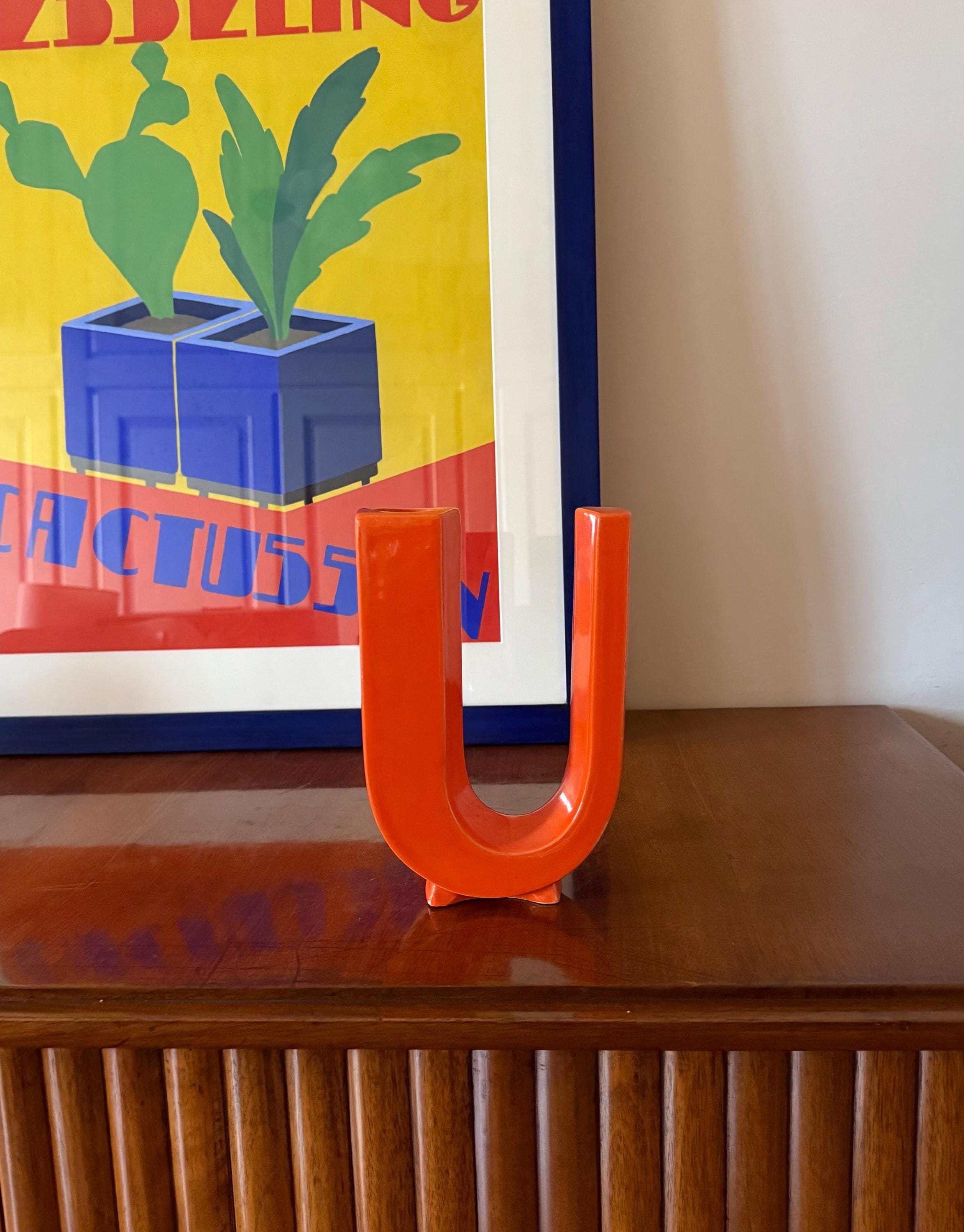 宇宙時代のオレンジ色のU字型陶器ソリフルール花瓶、マルセル