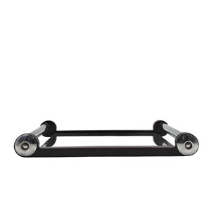 Puede incluir: Un toallero de metal negro con dos barras horizontales y extremos redondeados de color plateado. El toallero est&aacute; dise&ntilde;ado para montarse en la pared y es adecuado para un ba&ntilde;o o una cocina.
