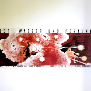 Könnte beinhalten: Ein Vintage-Plakat, das ein Theaterstück namens "Feuer Wasser und Posaunen" im Kammerspielhaus in Neubrandenburg bewirbt. Das Plakat zeigt einen roten und weißen Hintergrund mit einem stilisierten Bild einer Person, die eine Trompete hält.