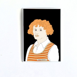 Könnte beinhalten: Eine Schwarzweißillustration einer Person mit roten Haaren, die ein weißes Hemd mit einer orange-weißen gestreiften Weste trägt. Der Text "Barry Spudato" ist unter dem Bild gedruckt.