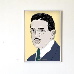 Könnte beinhalten: Eine Schwarzweißillustration von Walter Benjamin, einem deutschen Philosophen und Kulturkritiker. Er trägt einen Anzug und eine Krawatte und trägt eine Brille. Der Hintergrund ist hellgelb. Der Text "Walter Benjamin" steht unter dem Bild.
