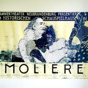 Könnte beinhalten: Ein Vintage-Plakat, das ein Stück von Molière, "Der eingebildete Kranke", im Kammertheater Neubrandenburg im historischen Schauspielhaus bewirbt. Das Plakat zeigt eine blaue und weiße Illustration einer Gruppe von Menschen.