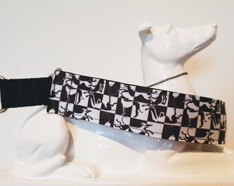 Puede incluir: Collar para perro con estampado en blanco y negro con un anillo en D plateado. El collar está hecho de una cinta negra con una superposición de tela estampada en blanco y negro.