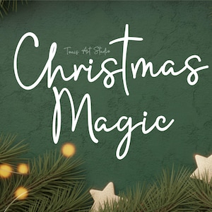 以下が含まれることがあります： 「Christmas Magic」の文字が白で書かれたクリスマスをテーマにした画像。背景は、松の枝、金のオーナメント、星型の装飾が施された、質感のある濃い緑色です。