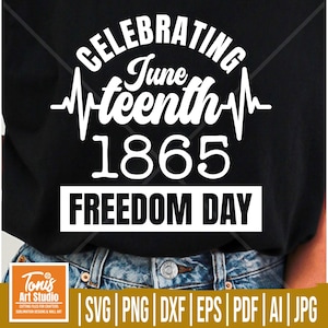 Può includere: Una maglietta nera con testo bianco che recita "Celebrating Juneteenth 1865 Freedom Day". Il testo è in un font stilizzato con un grafico del battito cardiaco. La maglietta è indossata da una persona con jeans blu.