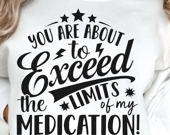 Op de afbeelding: Wit sweatshirt met zwarte tekst die "You are about to exceed the limits of my medication!" luidt.