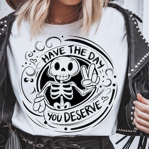 Geniet van de dag dat je SVG verdient | Grappige skelet-svg | Karma-svg | Snarky Svg | Skelet van vredesteken