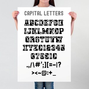 Puede incluir: Un p&oacute;ster en blanco y negro con el t&iacute;tulo "CAPITAL LETTERS" y una fuente con un patr&oacute;n de figuras blancas. El p&oacute;ster muestra el alfabeto en may&uacute;sculas, los n&uacute;meros del 0 al 9 y signos de puntuaci&oacute;n.
