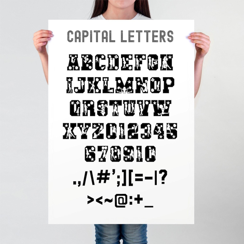 Puede incluir: Un p&oacute;ster en blanco y negro con el t&iacute;tulo "CAPITAL LETTERS" y una fuente con un patr&oacute;n de figuras blancas. El p&oacute;ster muestra el alfabeto en may&uacute;sculas, los n&uacute;meros del 0 al 9 y signos de puntuaci&oacute;n.