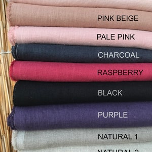 以下が含まれることがあります： ブラッシュピンク、ピンクベージュ、ペールピンク、チャコール、ラズベリー、ブラック、パープル、ナチュラル2色を含む、さまざまな色のファブリックスワッチ10枚のスタック。スワッチは、最も明るい色から最も暗い色まで並んでいます。