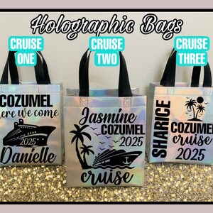 Pode incluir: Tr&ecirc;s sacolas de compras hologr&aacute;ficas iridescentes com al&ccedil;as pretas e texto preto. As sacolas s&atilde;o decoradas com designs tem&aacute;ticos de cruzeiro, incluindo palmeiras, navios de cruzeiro e o texto "Cozumel".