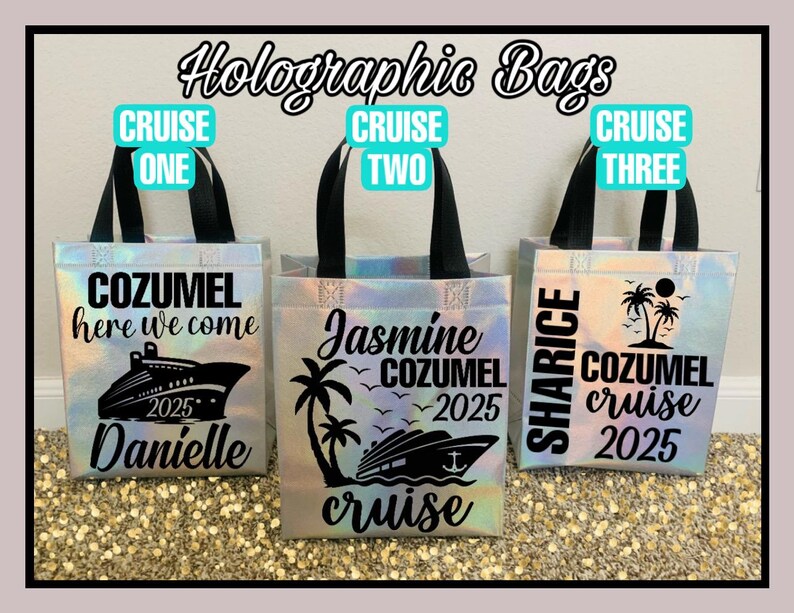Pode incluir: Tr&ecirc;s sacolas de compras hologr&aacute;ficas iridescentes com al&ccedil;as pretas e texto preto. As sacolas s&atilde;o decoradas com designs tem&aacute;ticos de cruzeiro, incluindo palmeiras, navios de cruzeiro e o texto "Cozumel".