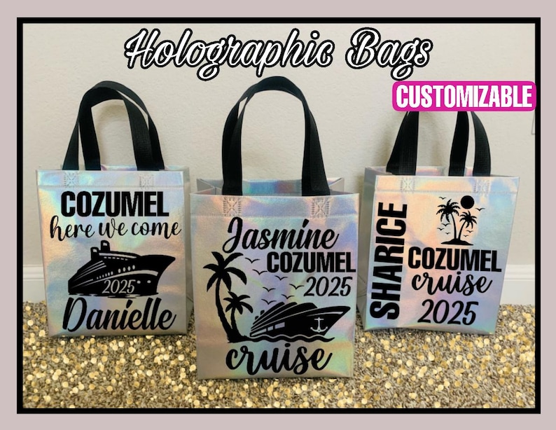 Pode incluir: Tr&ecirc;s sacolas de m&atilde;o hologr&aacute;ficas iridescentes com al&ccedil;as pretas e texto preto. As sacolas s&atilde;o personalizadas com o texto "Cozumel here we come 2025 Danielle", "Jasmine Cozumel 2025 cruise" e "Sharice Cozumel cruise 2025".