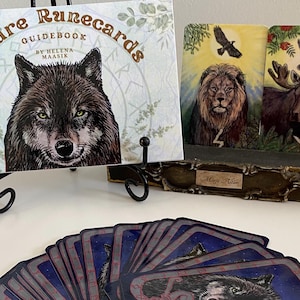 Oracolo delle Rune in Edizione Tascabile, Potere Curativo della Saggezza Runica della Natura, Carte Runiche in Miniatura per la Divinazione nella Natura Selvaggia - Set di carte + libro