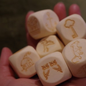 Zestaw drewnianych kostek do gry Lenormand – 6 grawerowanych kostek z symbolami + różowy aksamitny woreczek – prezent do wróżenia i przepowiadania przyszłości