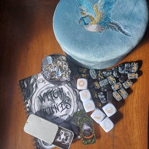 Juego de adivinación rúnica, runas de obsidiana, dados y amuletos Lenormand, cartas de runas de bruja, kit completo de adivinación, estuche de terciopelo para regalo.