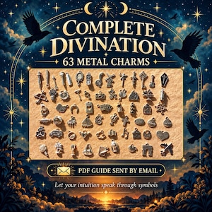 Puede incluir: Una colección de 63 dijes de metal plateado dispuestos sobre una superficie beige texturizada. El texto dice COMPLETE DIVINATION 63 METAL CHARMS y PDF GUIDE SENT BY EMAIL. Los dijes presentan diversas formas, objetos y símbolos variados.